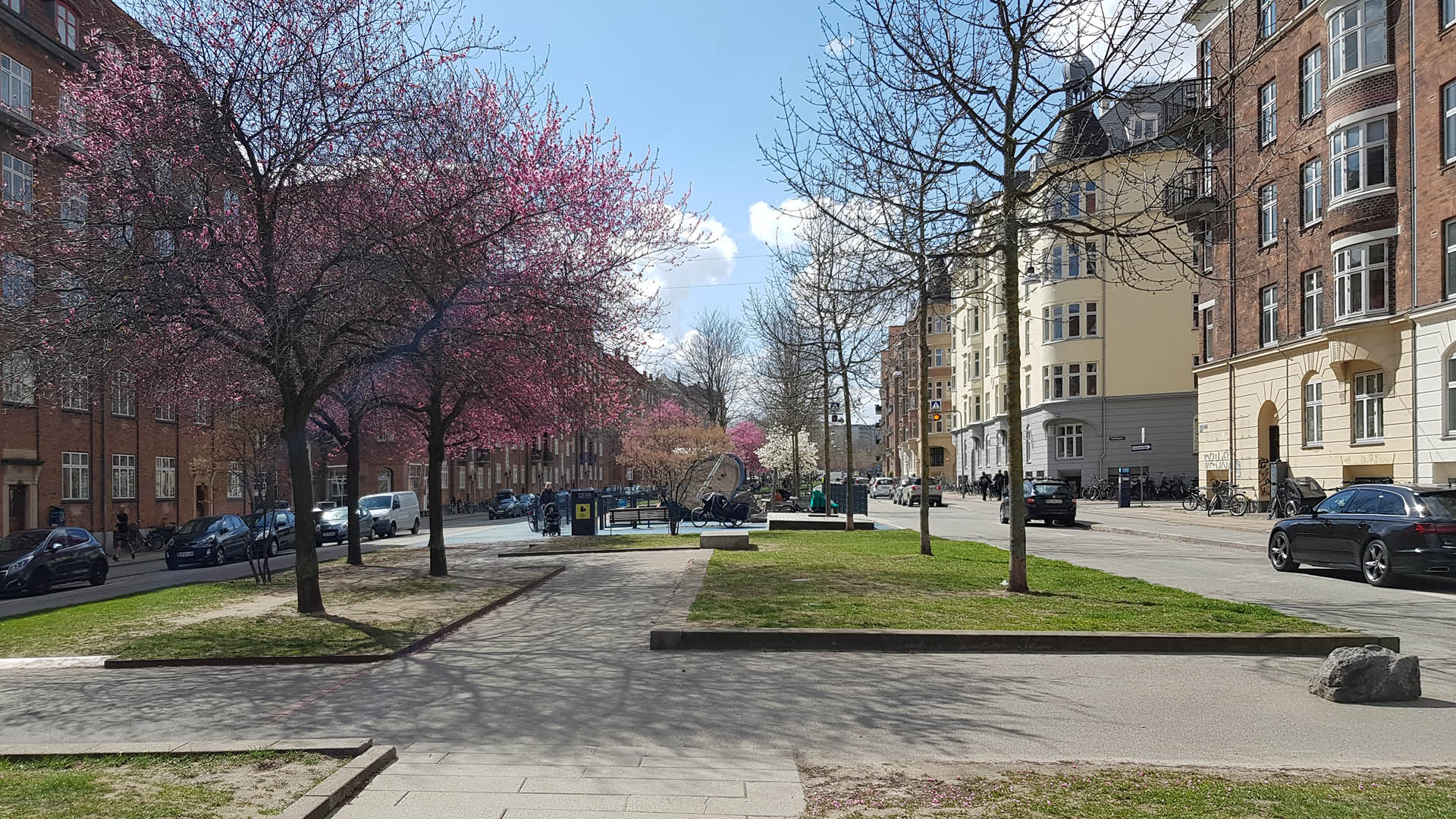 Kig på sønder Boulevard, med stier i vejmidten mellem græsplæne.