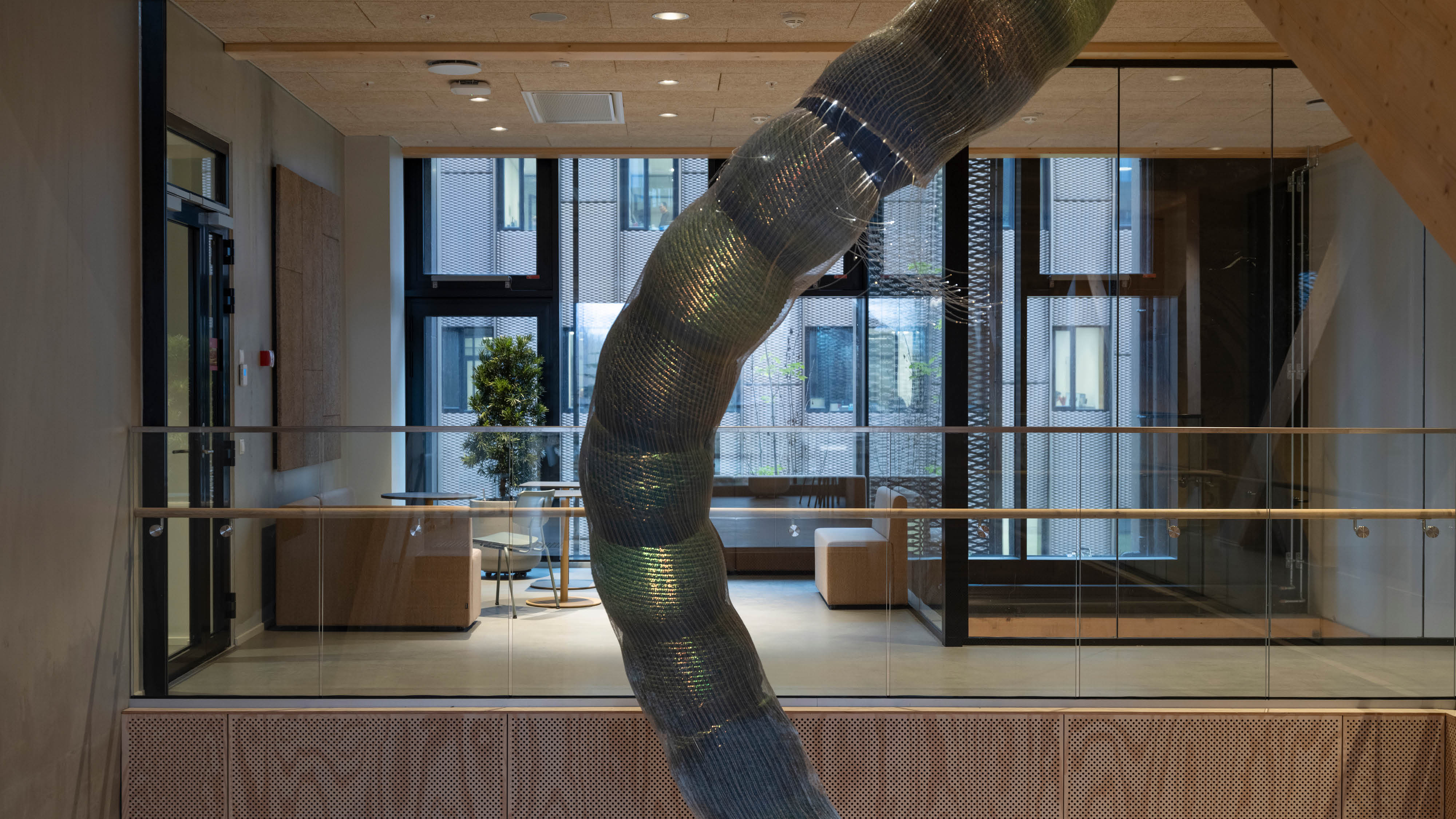 Kunstværk der nærmest som en stor slang går ned i midten af attrium.