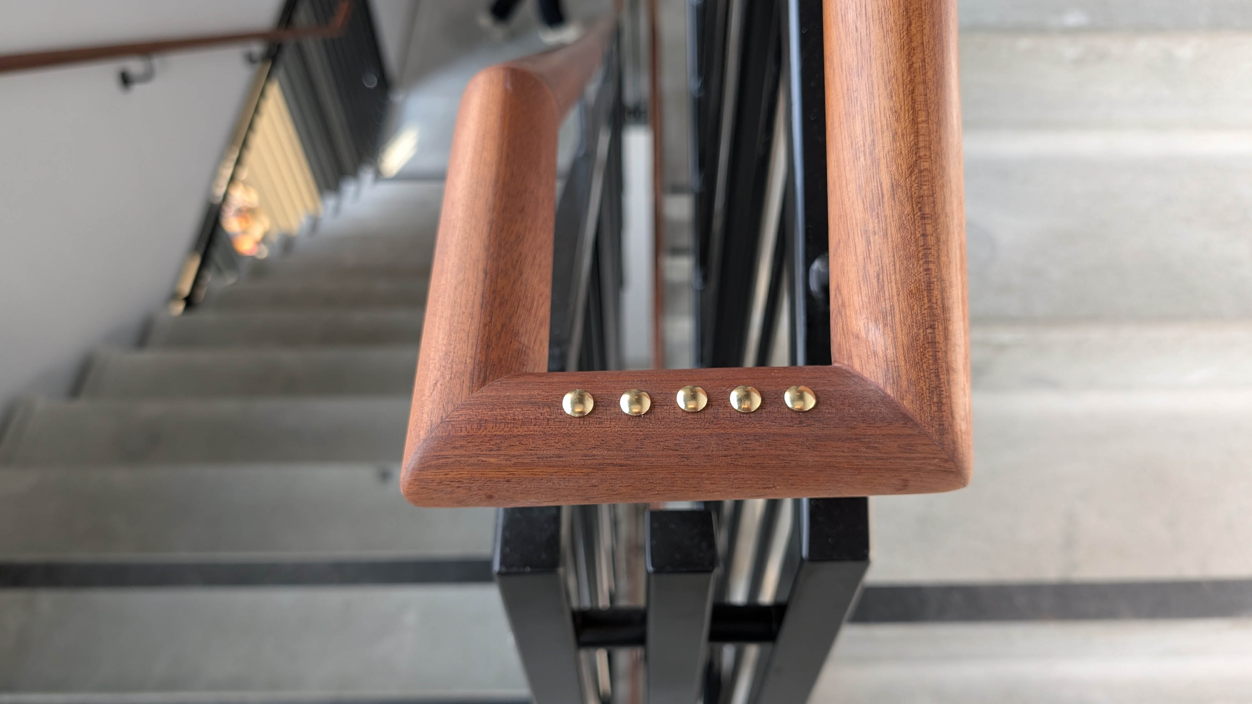 Trægelænder med små messing knopper.