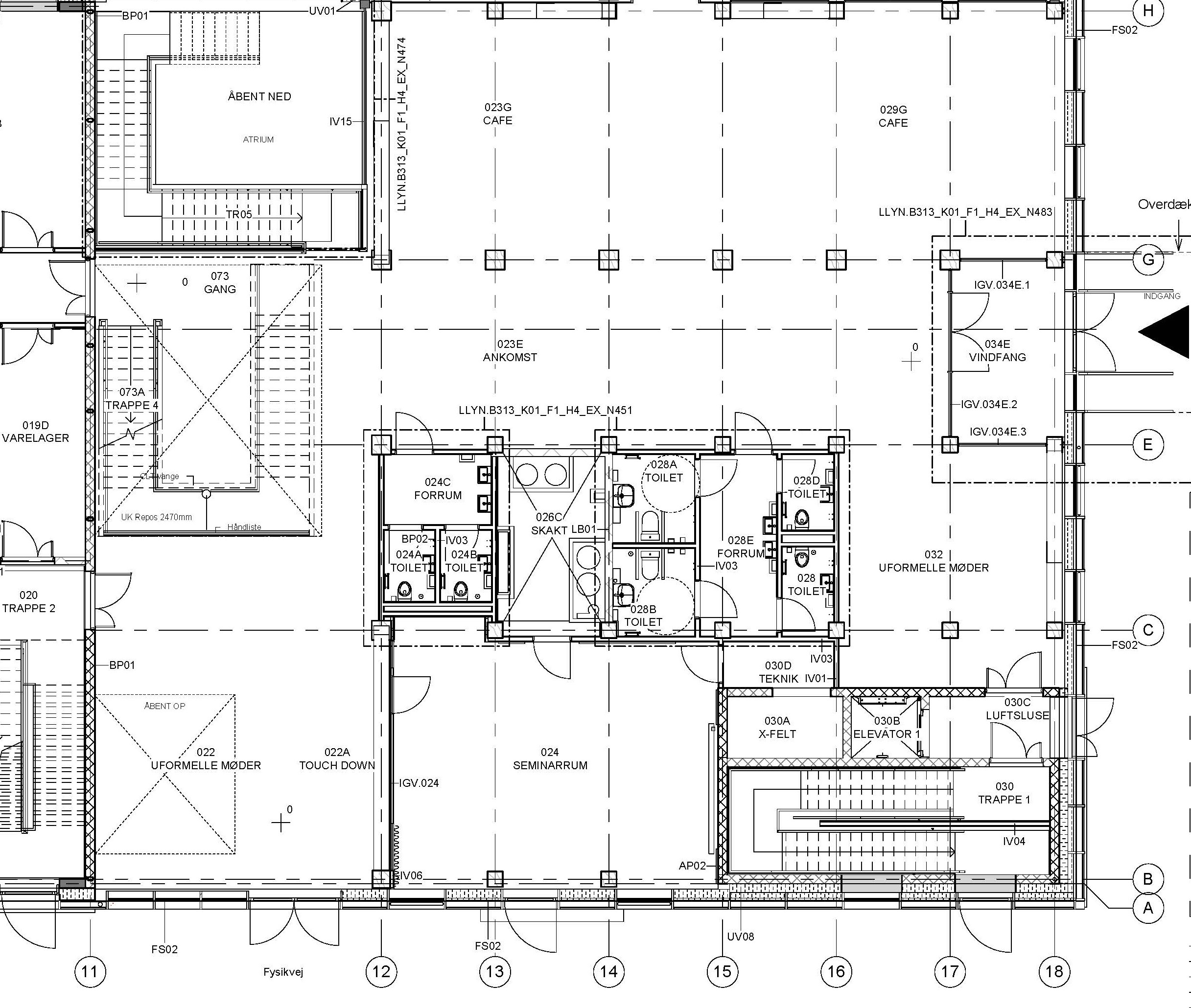 Plan tegning af stueetager med stort åbent rum ved ankomst der leder hen til trappeopgang.
