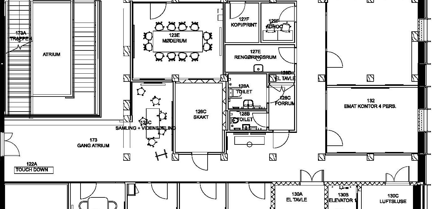 Udsnit af plantegning hvor man kan se en lang gang, der er brudt op med små nicher til ophold.