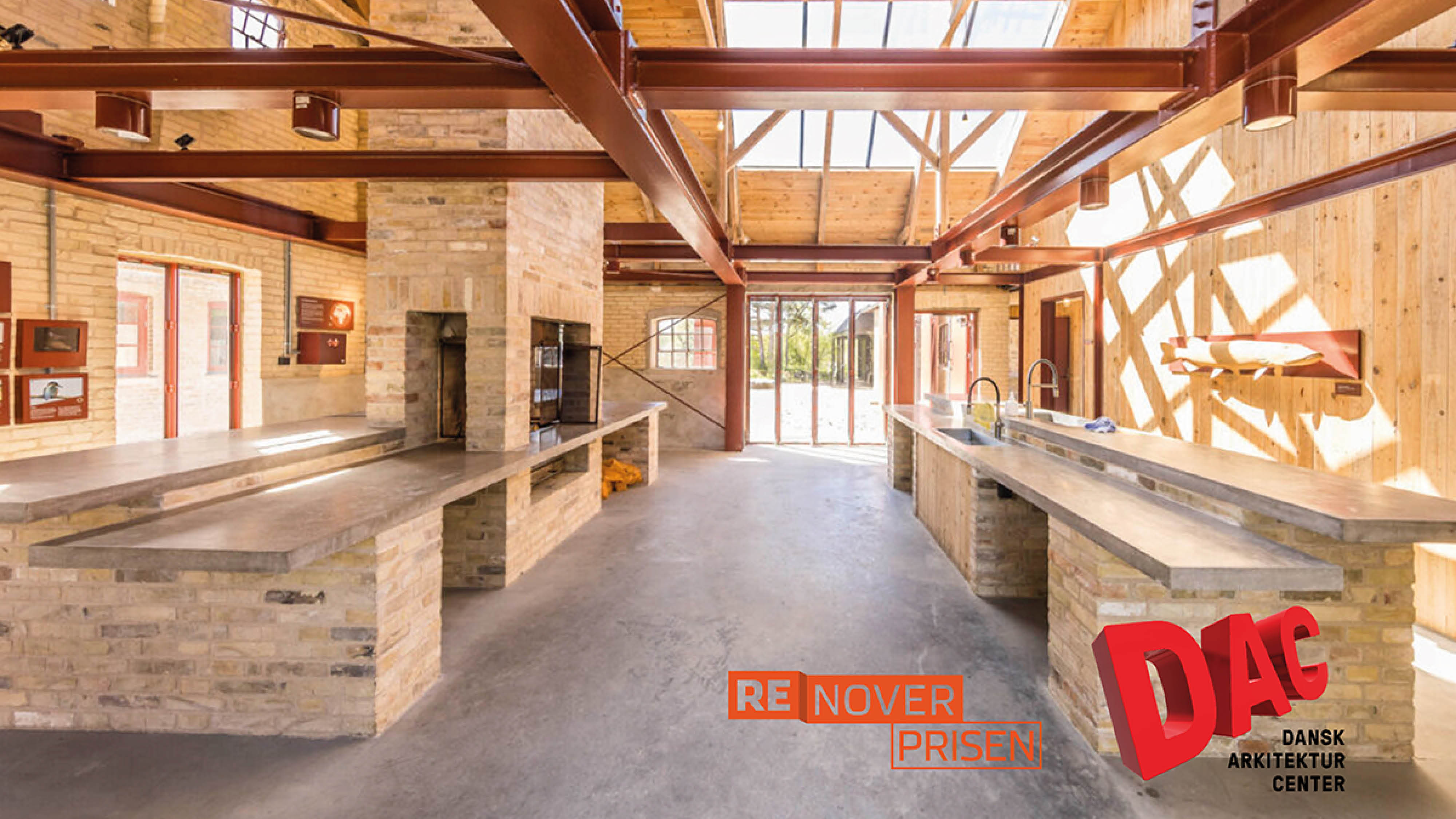 Foto af en træbygning med teglkøkken.