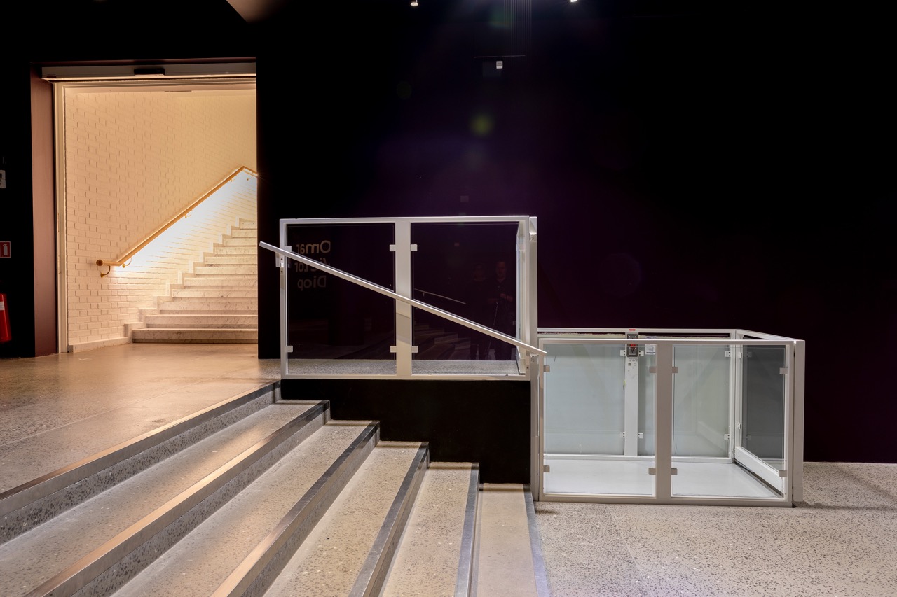 Løfteplatform langs sort væg i Kunsten i Aarlborg.