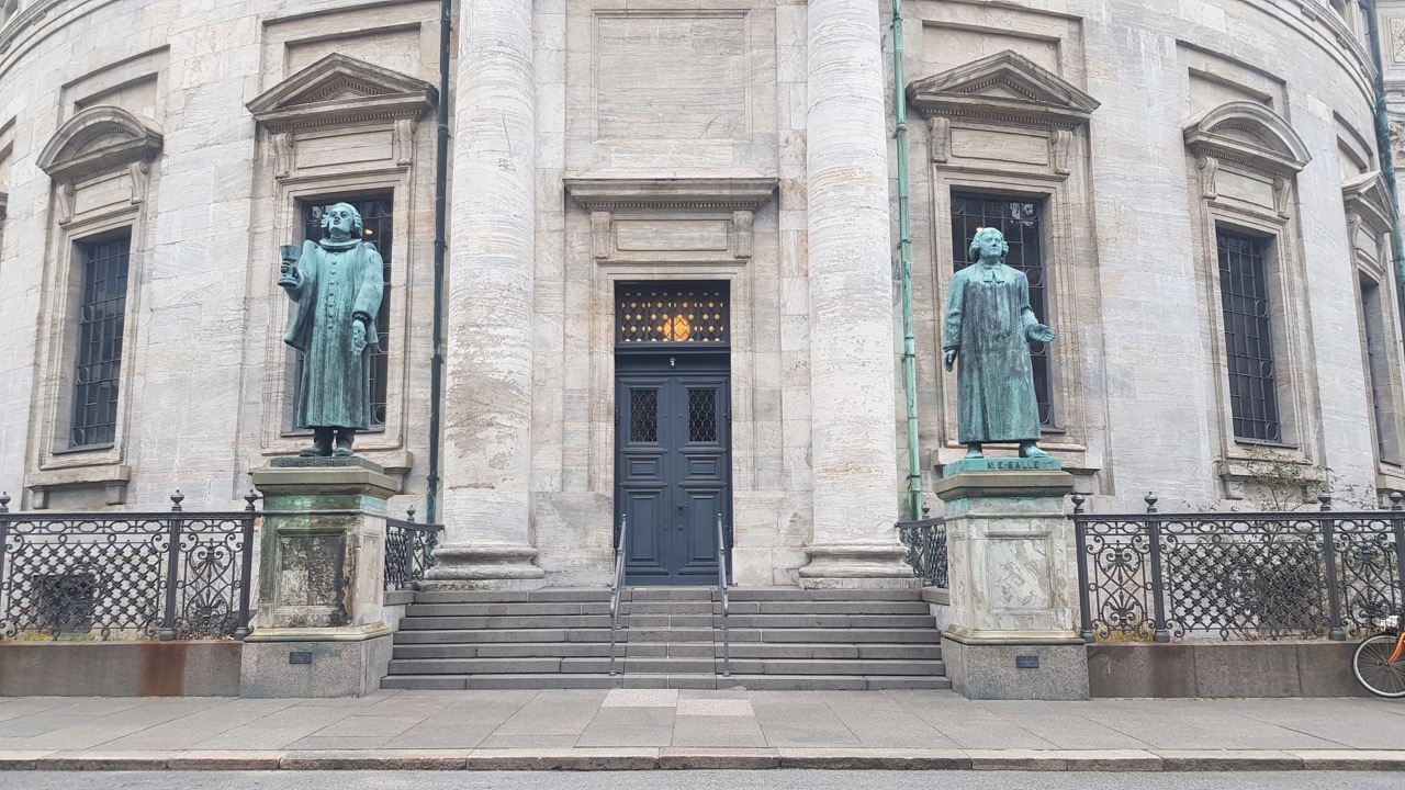 Indgangstrappe til marmorkirken i København.