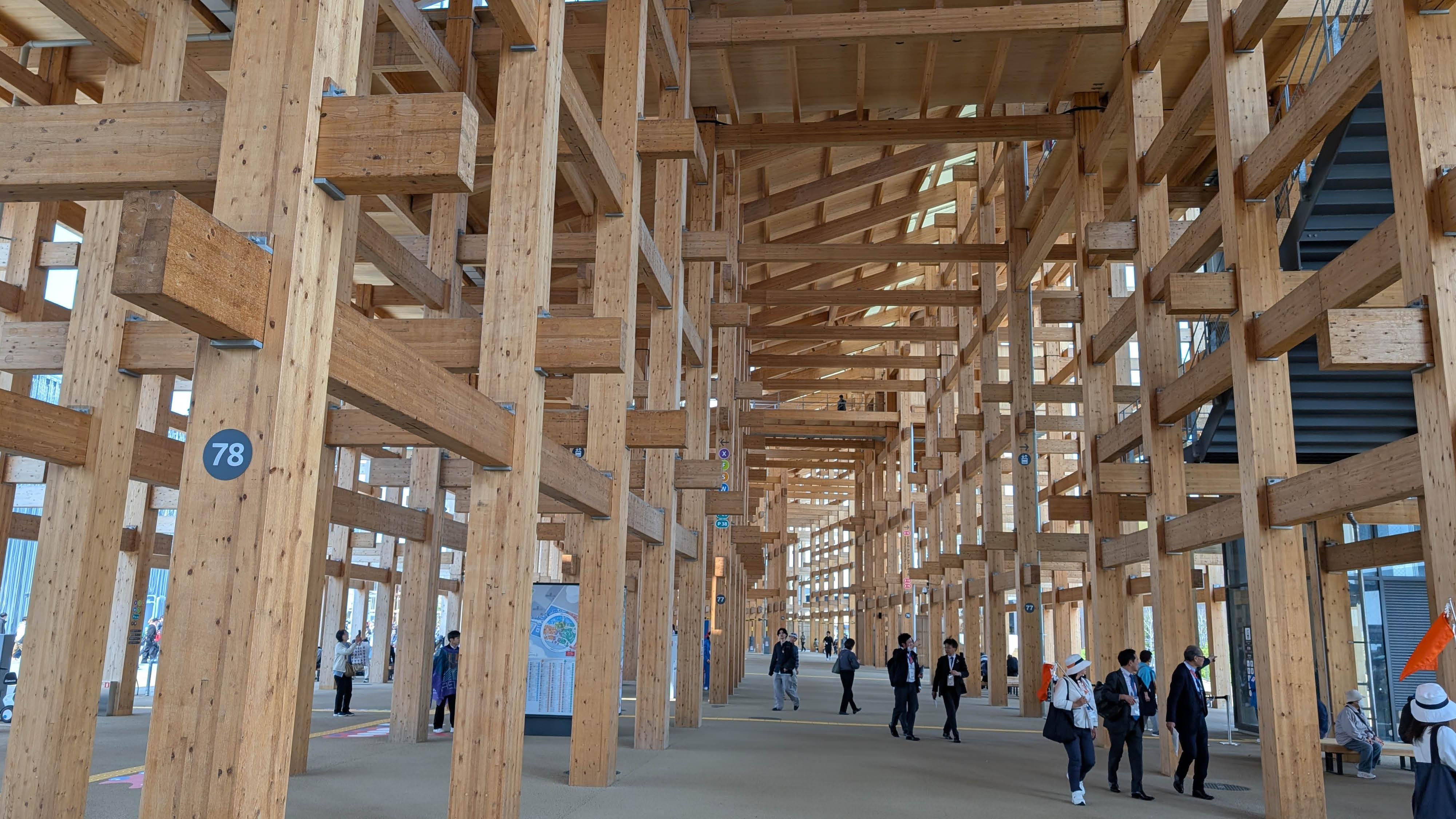 En gangzone under den store konstruktion i træ med bjælker og stolper. 