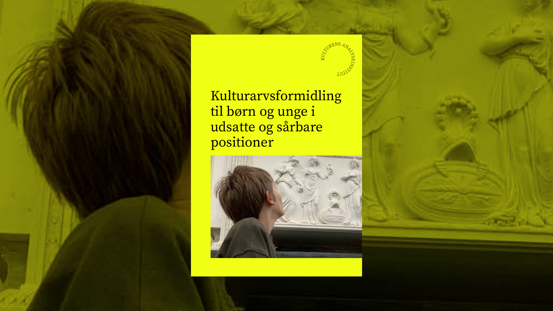 En dreng ser op på klassiske figurer, mens en gul grafisk bog forside med teksten “Kulturarvsformidling til børn og unge i udsatte og sårbare positioner” er lagt ovenpå billedet.