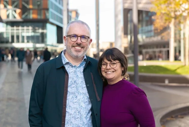 Foto af Melissa og Chris, som står på en plads i en by