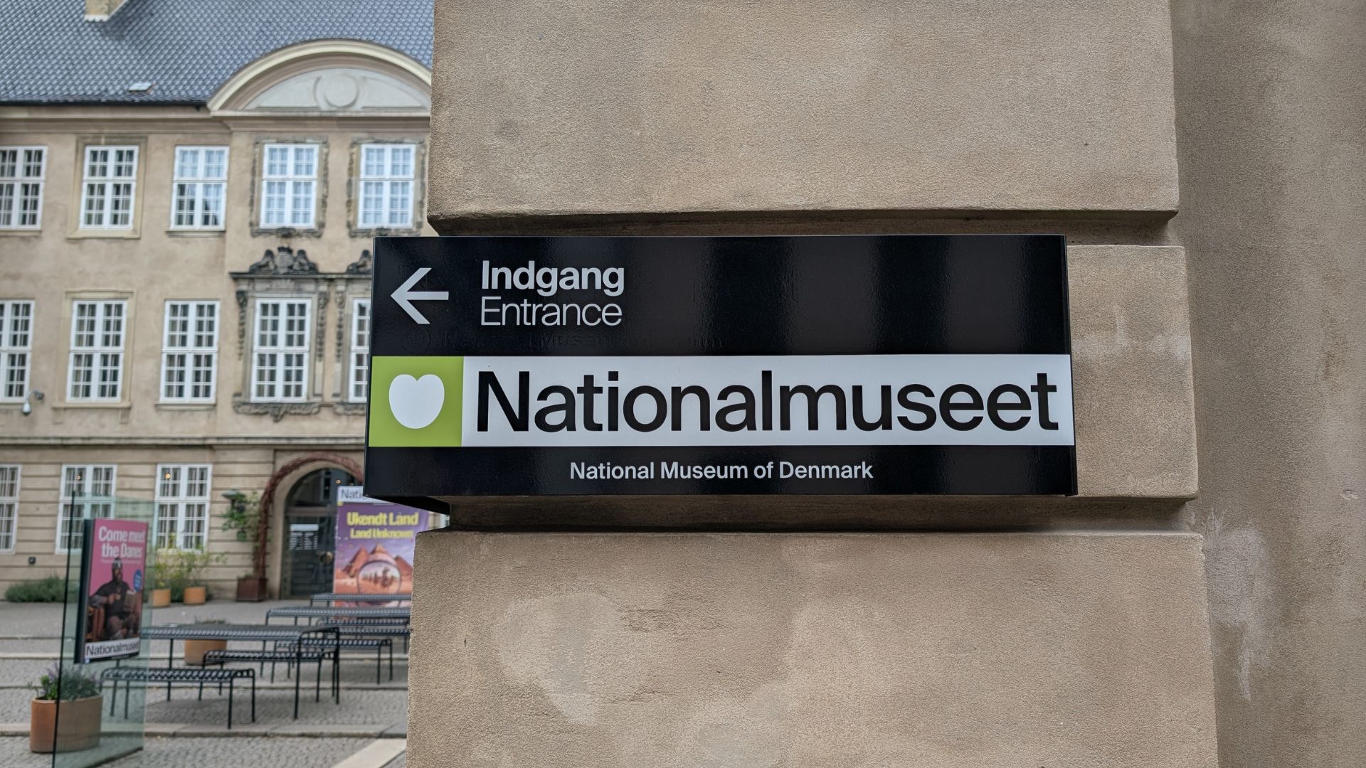 Skiltet der leder frem til Nationalmuseets indgang