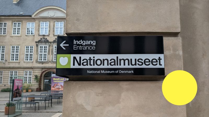 Skilt på mur med en pil og teksten: nationalmuseet