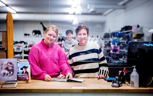 Tilsette bak kassen.