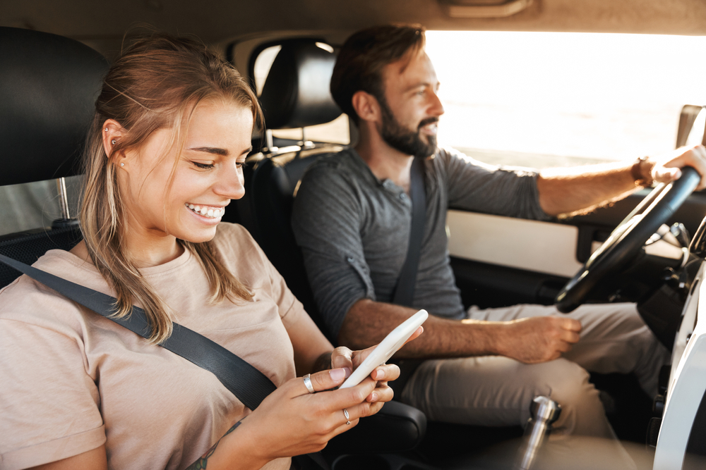 femme passagère utilisant paybyphone