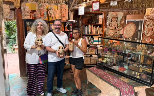 Leonardo Rodríguez and Ivonne Ferrer visit Patricia Martín Morales at Los Ceibos Arte Maya