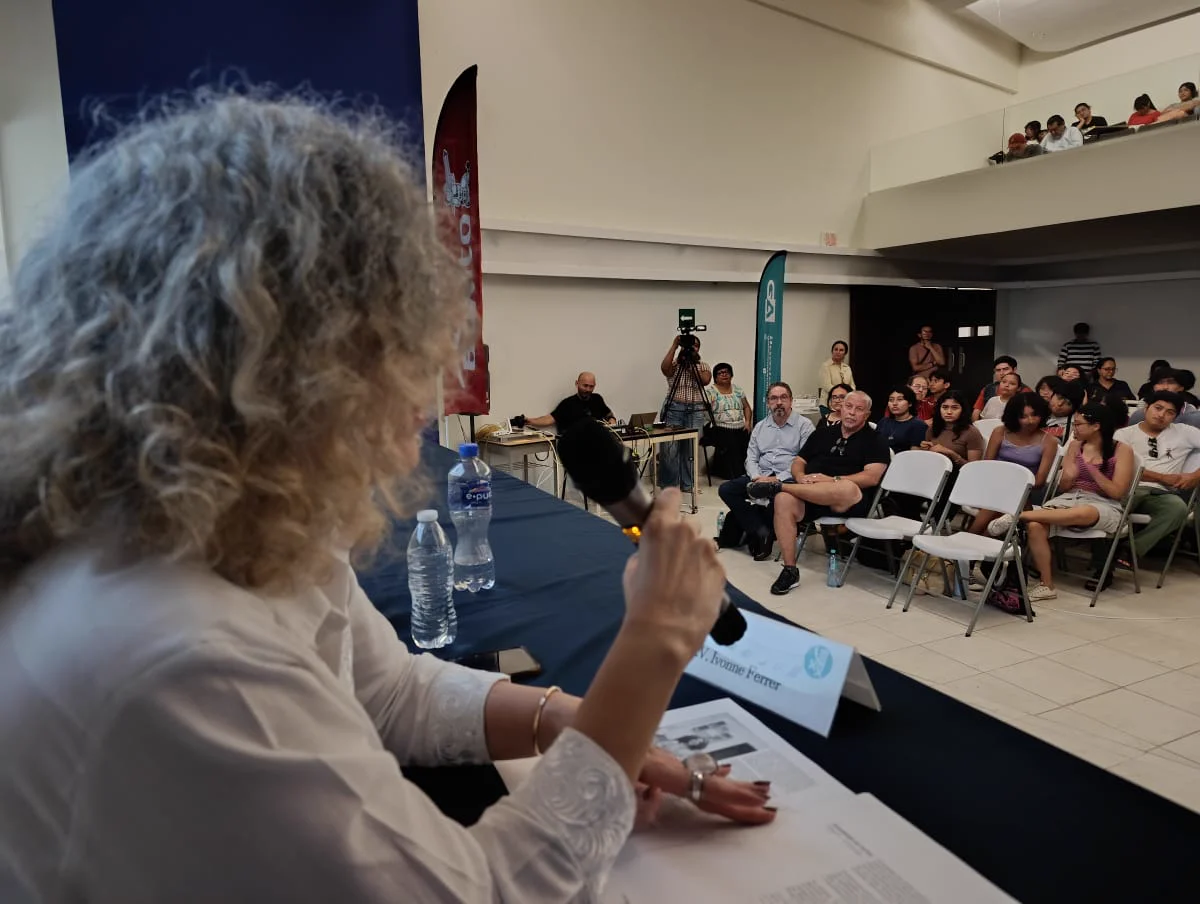 Ivonne Ferrer speaks with UADY students and professors