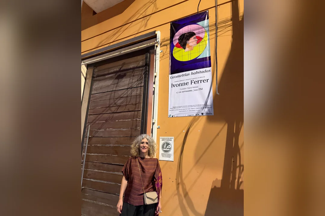 Ivonne Ferrer at the entrance to the Geometrías Habitadas exhibition