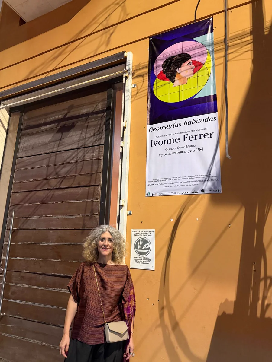 Ivonne Ferrer at the entrance to the Geometrías Habitadas exhibition