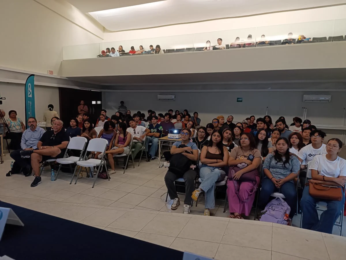 Ivonne Ferrer in conversation with UADY architecture and art students