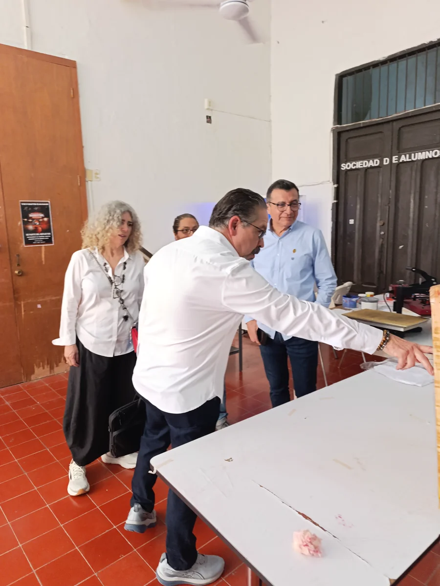 MoCAA representatives speak with UADY faculty and students