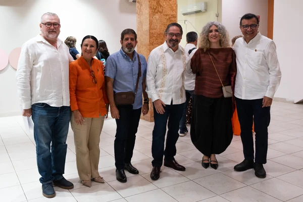 Ivonne Ferrer and exhibition organizers at the opening in Mérida
