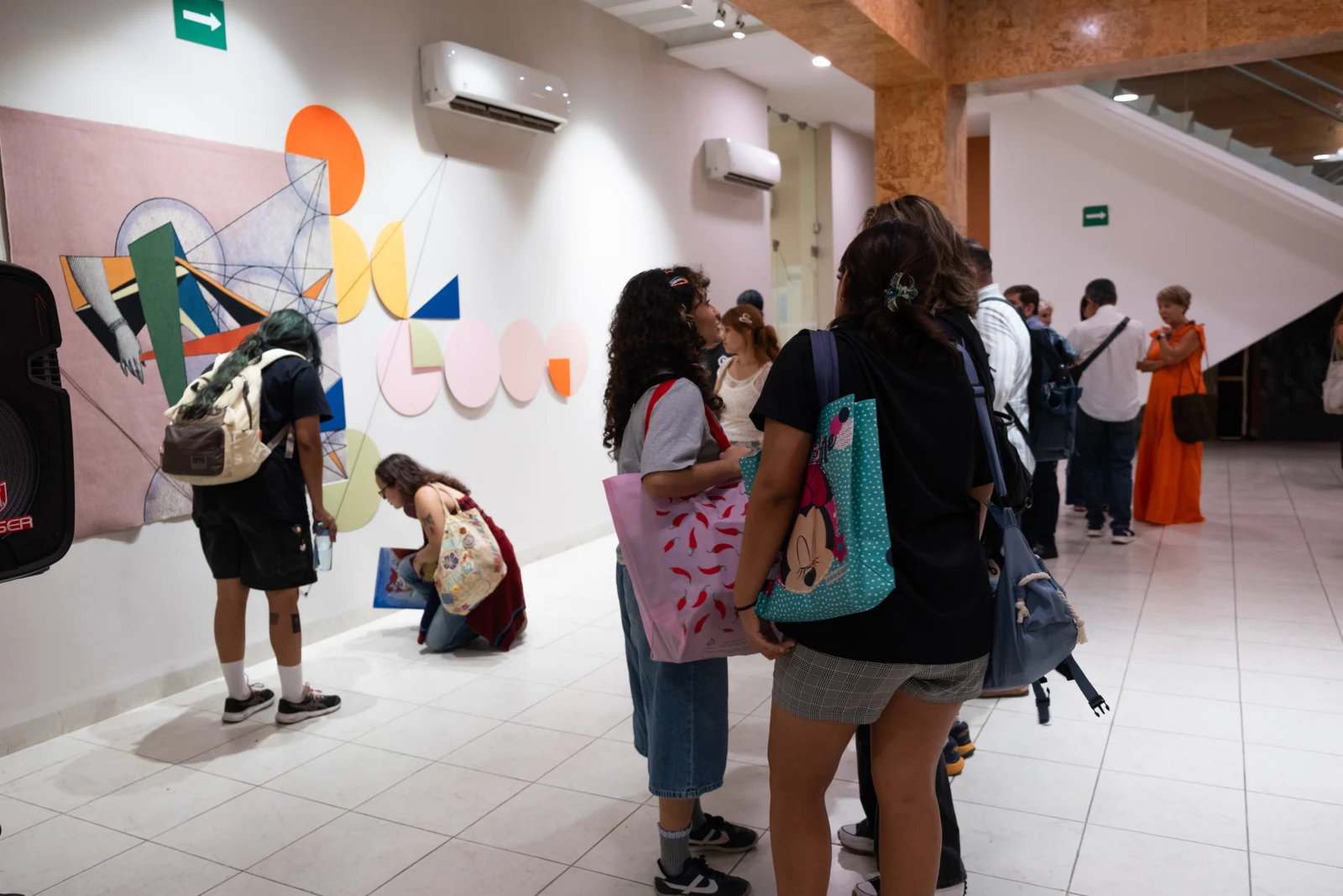 Visitors view an installation in Geometrías habitadas
