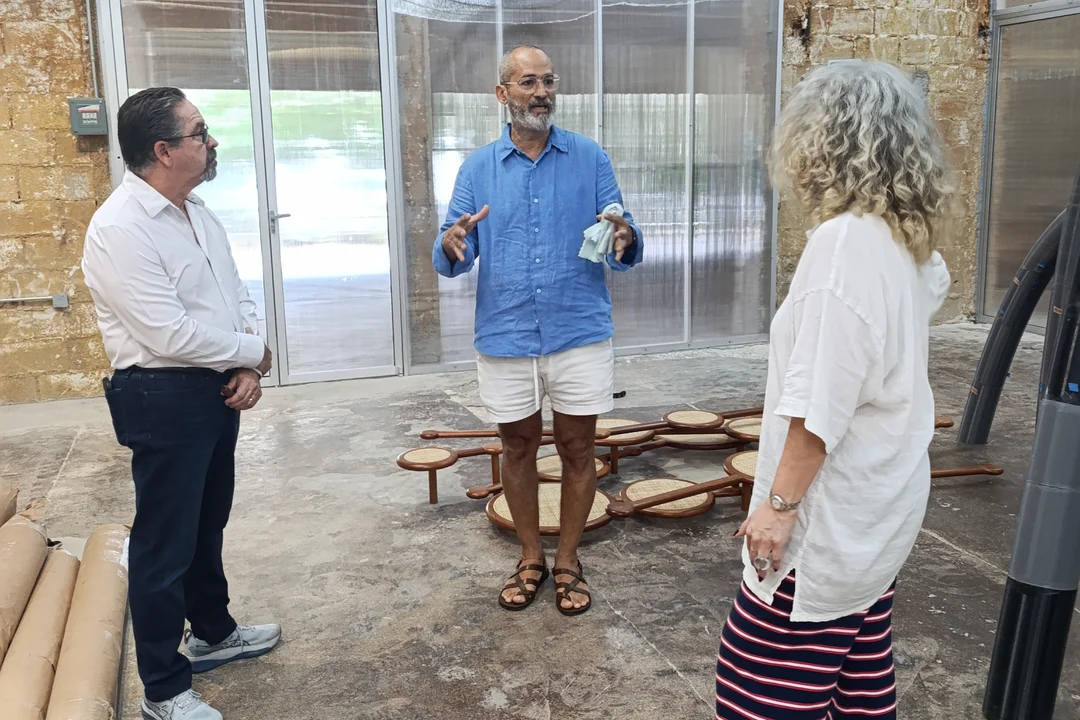 Marcos Castillo talks with Leonardo Rodríguez and Ivonne Ferrer in his Mérida studio