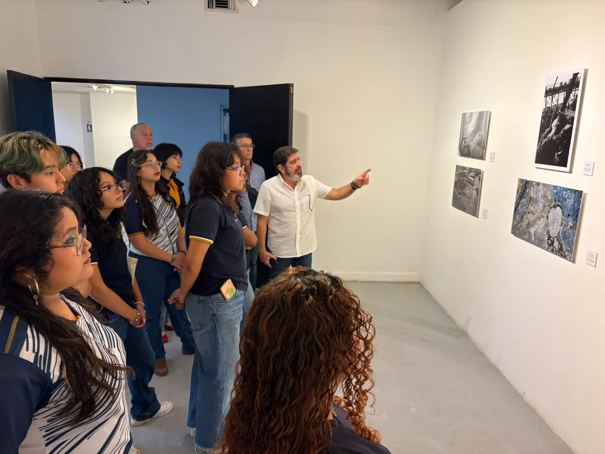 David Mateo explaining the artworks to the students during the guided tour.
