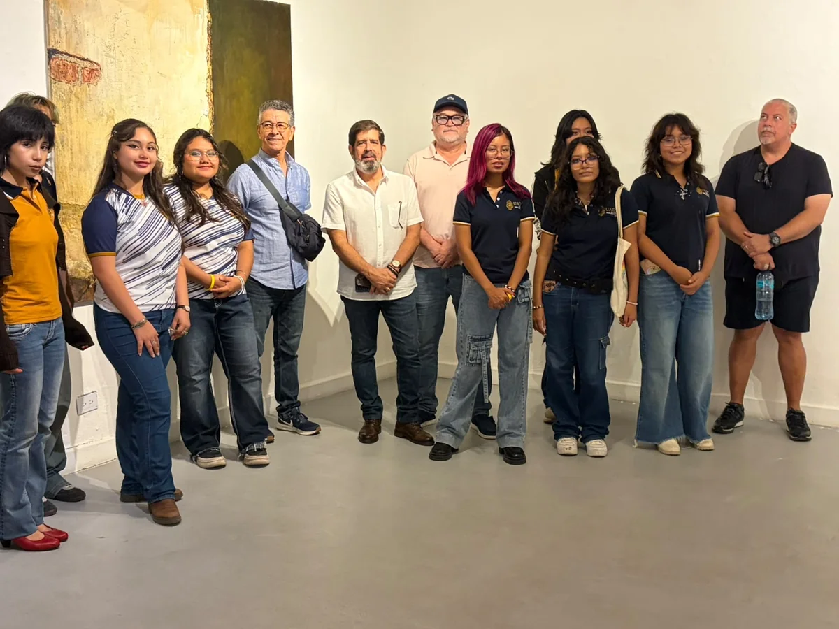 Group photo of the UADY Visual Arts students with the artists and curator during the guided tour of «Colección MoCAA en Yucatán».