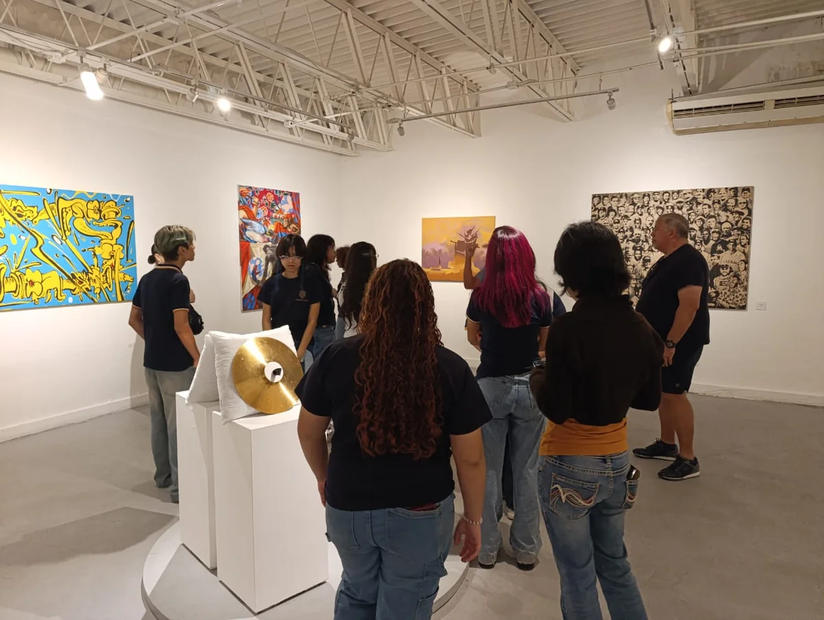 Students in one of the exhibition rooms of «Colección MoCAA en Yucatán» at the Museo de la Ciudad de Mérida.
