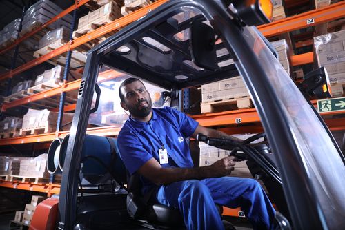 El operador de FCC trabaja con cargas en stock