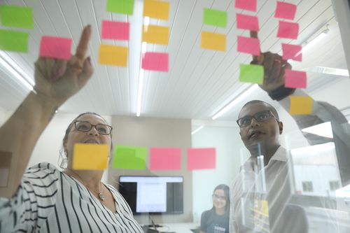 Los trabajadores de FCC apuntan en un tablón de post-its