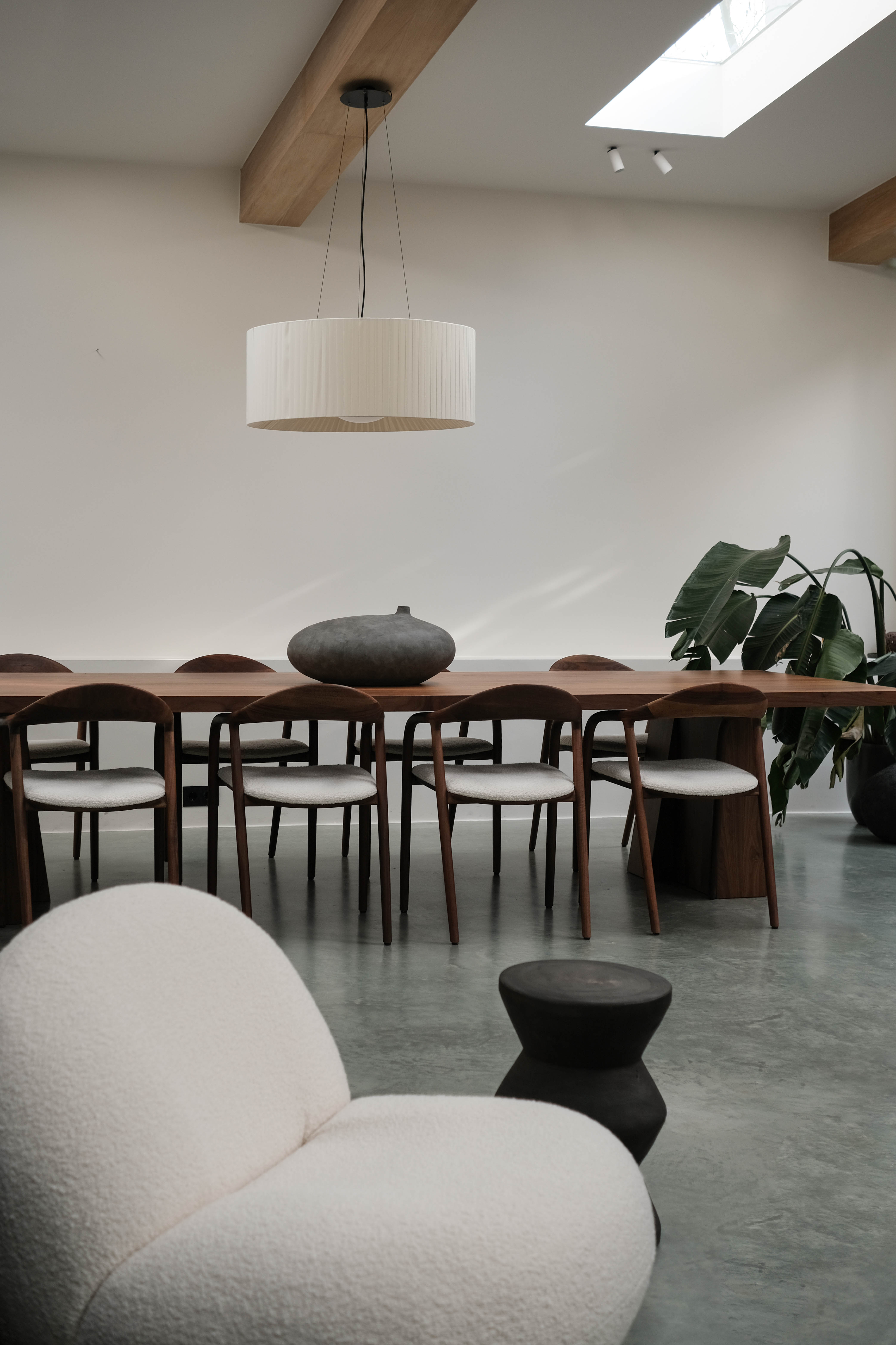 Photo from an editorial series created by Amsterdam-based interior stylist Janne Wellens and photographer Carlfried Verwaayen for FD Persoonlijk, featuring sculptures and ceramics by Floris Wubben, Atelier De Rijk, Bloc Studios, Atelier LVDW and July Adrichem.