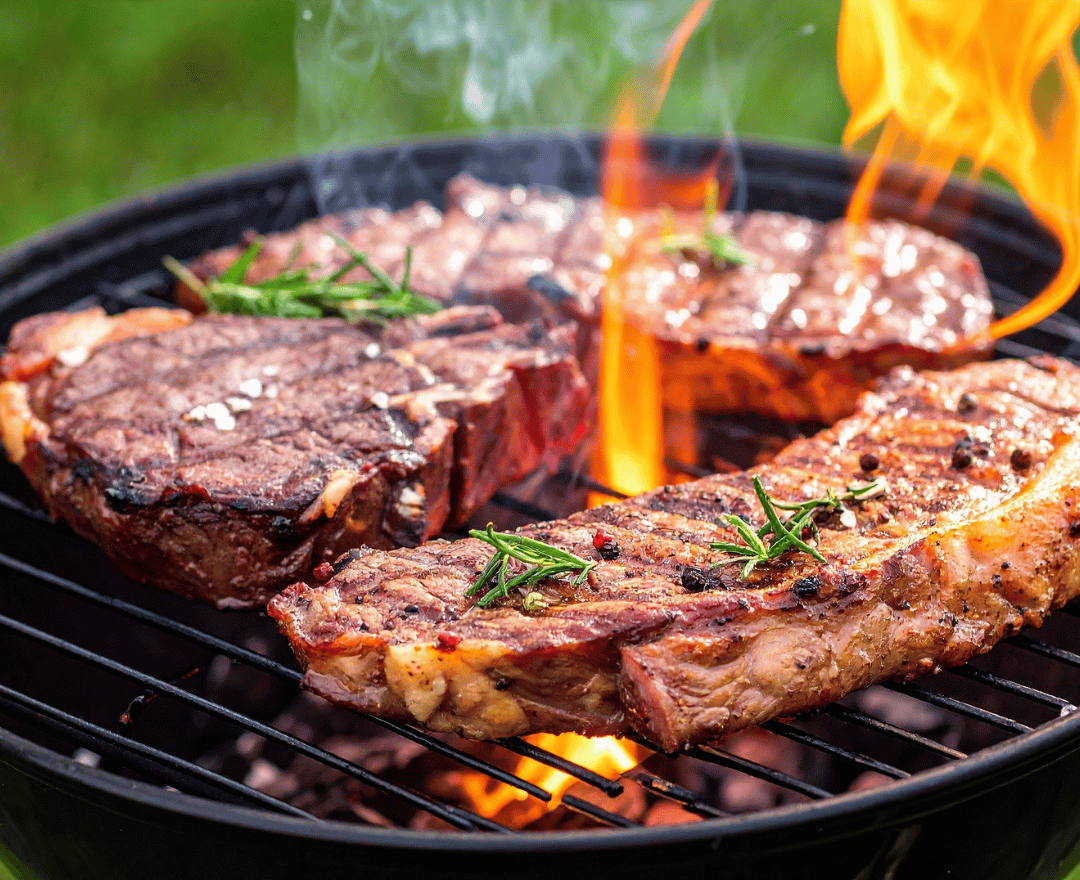 תמונה לחיצה של שולחן ערוך יפה עם פמוטים, מפה ומפיות, בלחיצה על התמונה מגיעים לאתר המכירות של מפות יגר אשר אנו הקמנו 