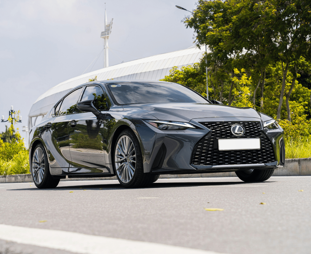 תמונה לחיצה של שולחן ערוך יפה עם פמוטים, מפה ומפיות, בלחיצה על התמונה מגיעים לאתר המכירות של מפות יגר אשר אנו הקמנו 