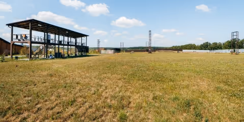 La photo montre un champ de tir désaffecté. Ce type de site est idéal pour y installer une centrale photovoltaïque