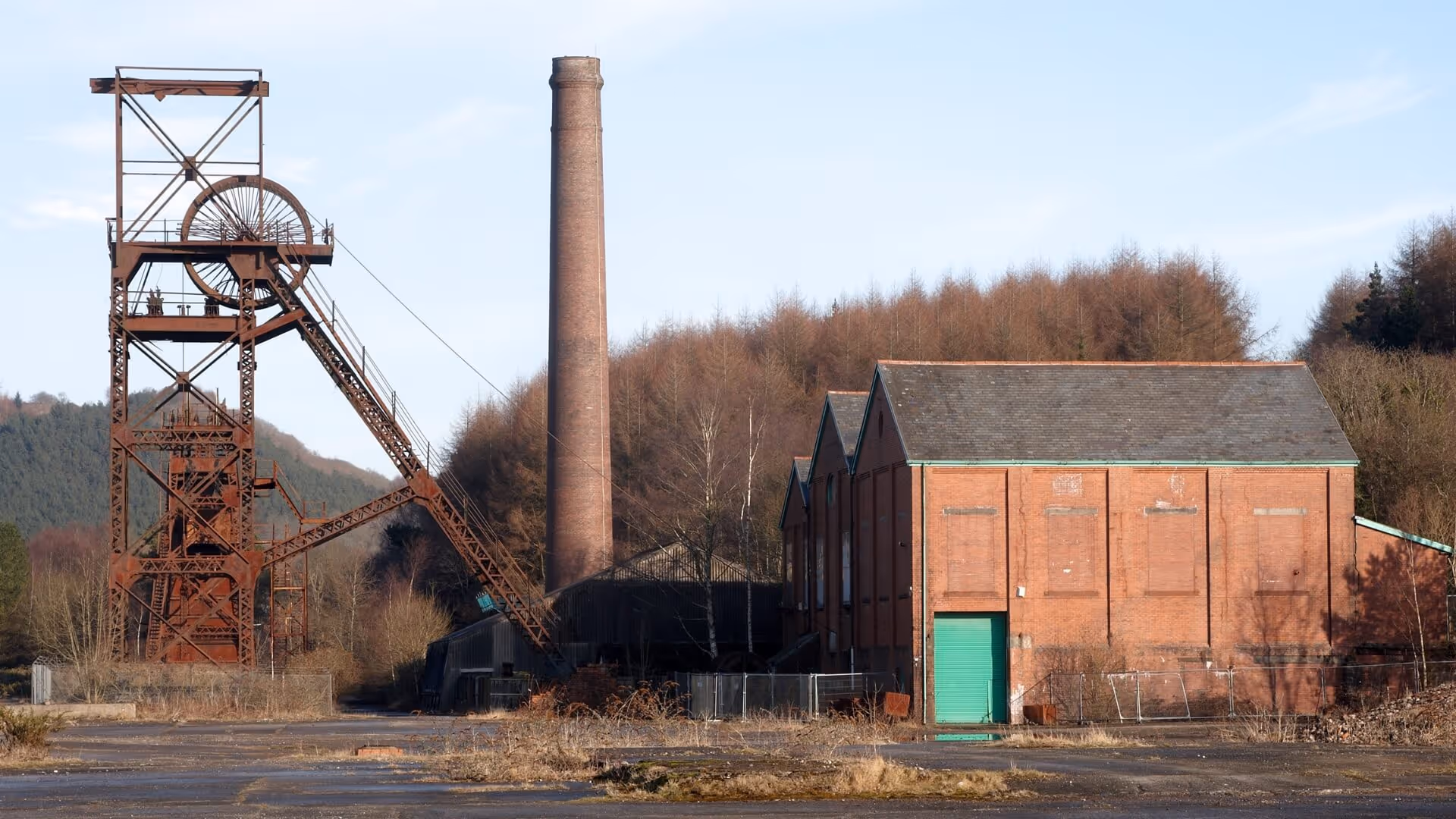 Photo d'un ancien site industriel désaffecté sur lequel un projet de ferme solaire pourrait être envisagé.