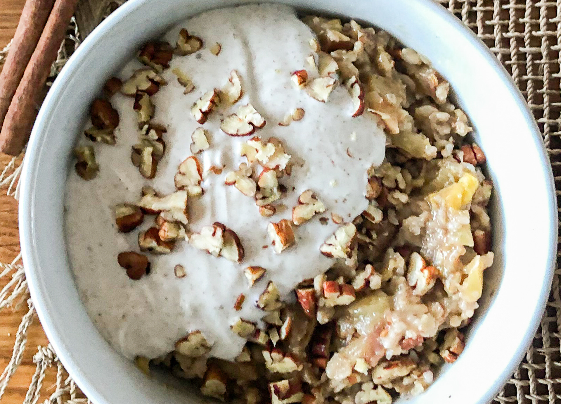 Nussiges Porridge mit Mandeln und Cranberries