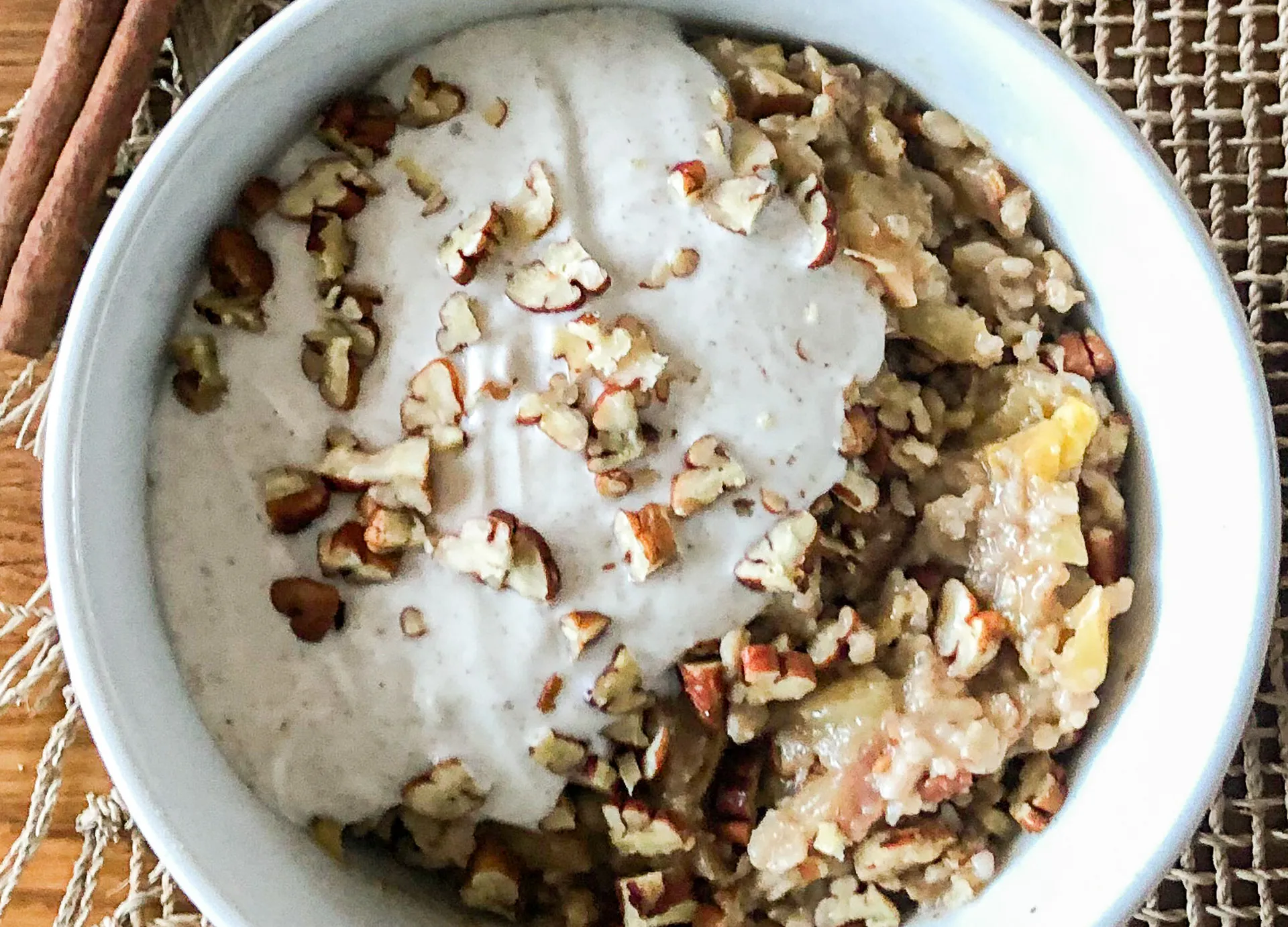 Nussiges Porridge mit Mandeln und Cranberries