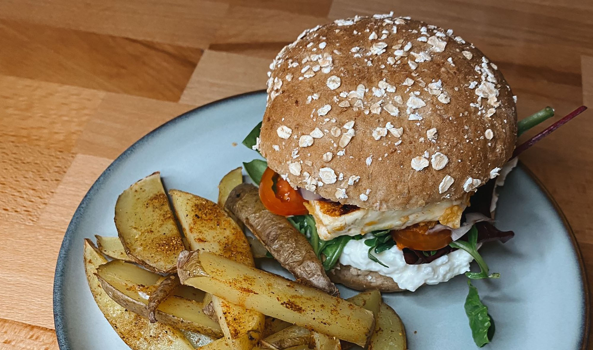 Feta Burger mit Pommes