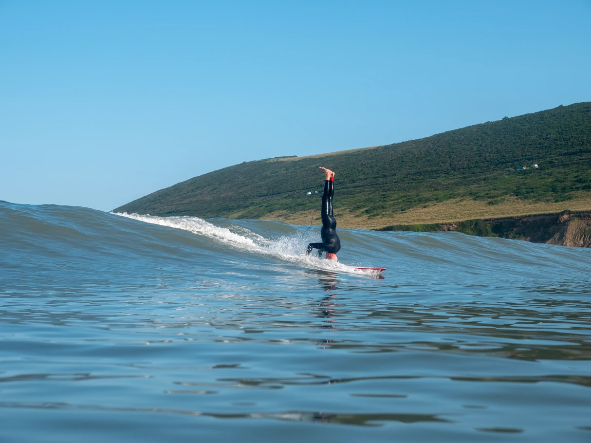 @surfedoutnorthdevon Glenn showing off what daily workouts allows you to do on a surfboard. Photographer: @aym_dupuy