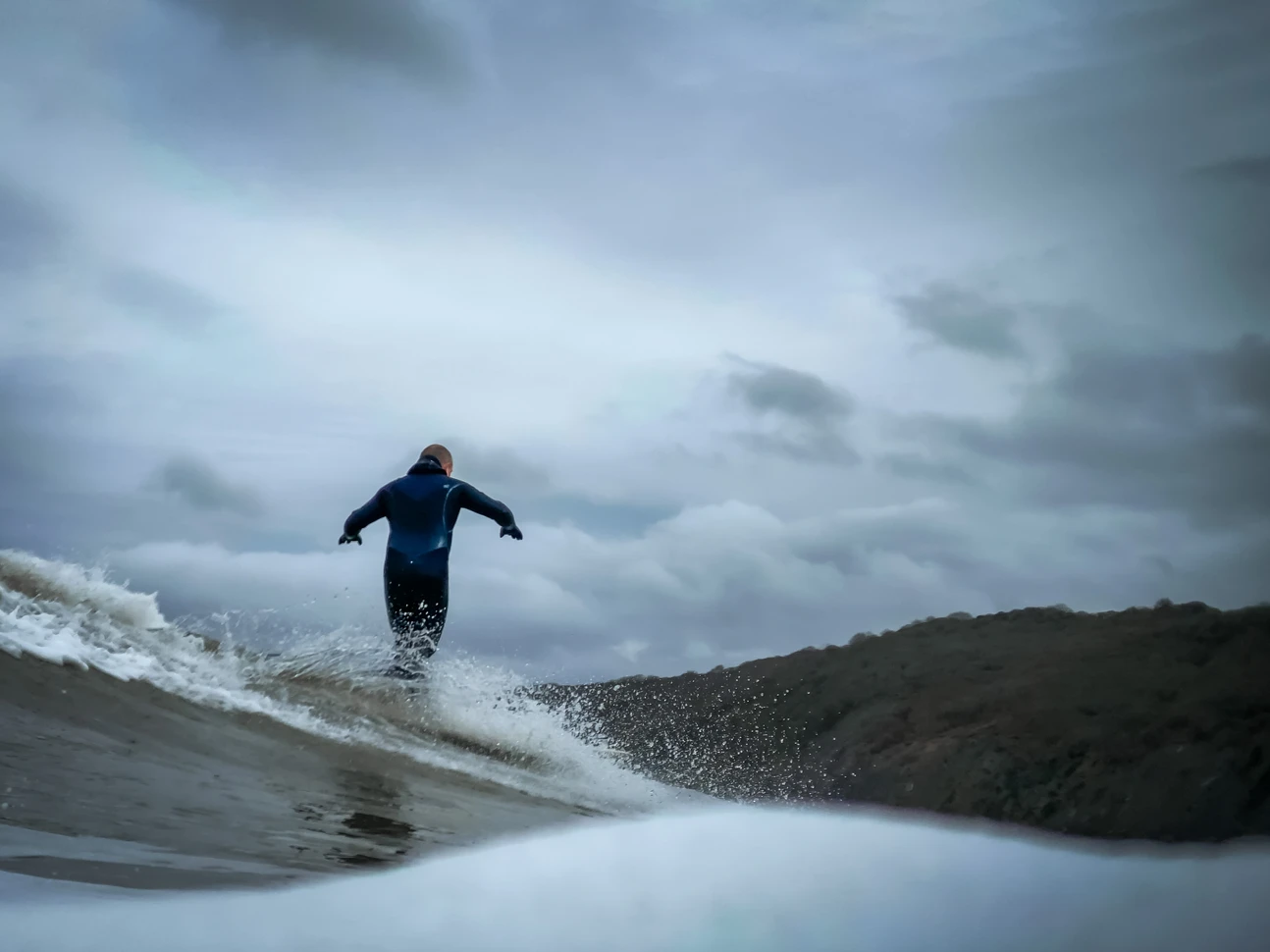 ATMO Atmospheric shot during a cold session! Such a nice crowd out tho! Surfer: @rjudosurfmonkey