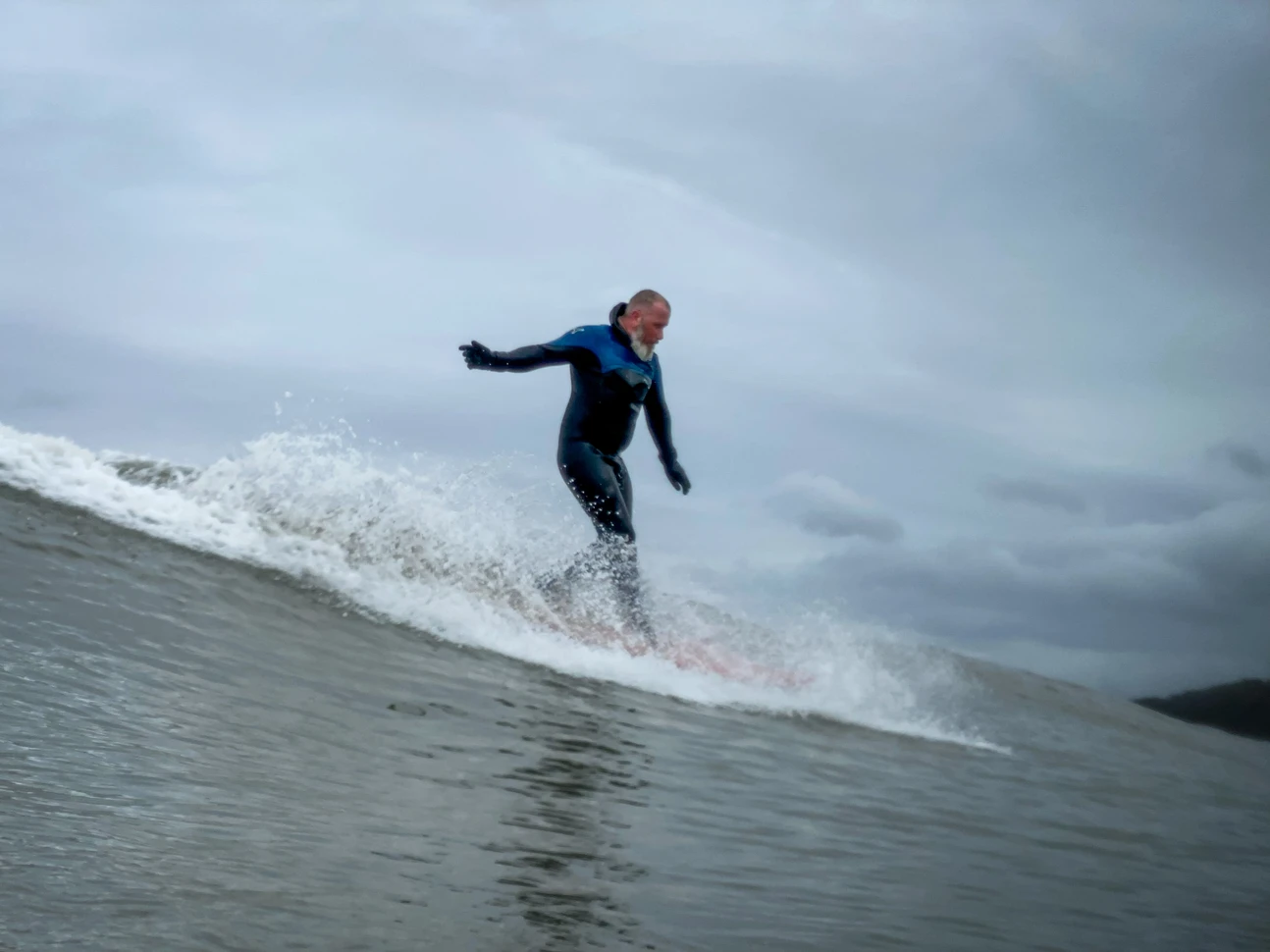 SUBTLE It's quite cool to see a fully grown bearded man displaying grace sometimes! Surfer: @damohook11