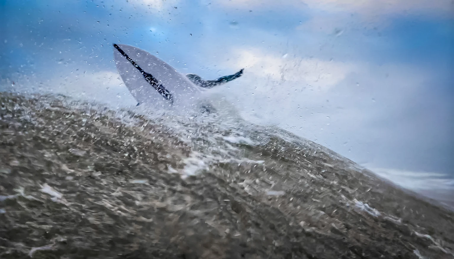LAUNCHPAD That wave live was quite impressive. The setup was bang on and Rob hit the section with tons of speed! Surfer: @robertmg6