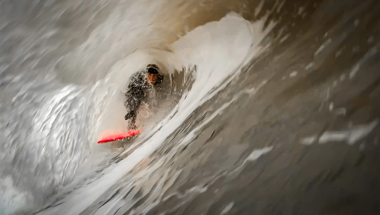 MUZZA JONES SHOT OF THE MONTH, close quarters with the legend Muzz. Classic style of Jordy, the torque he can generate with those long limbs is surreal! Surfer: @markmurray098