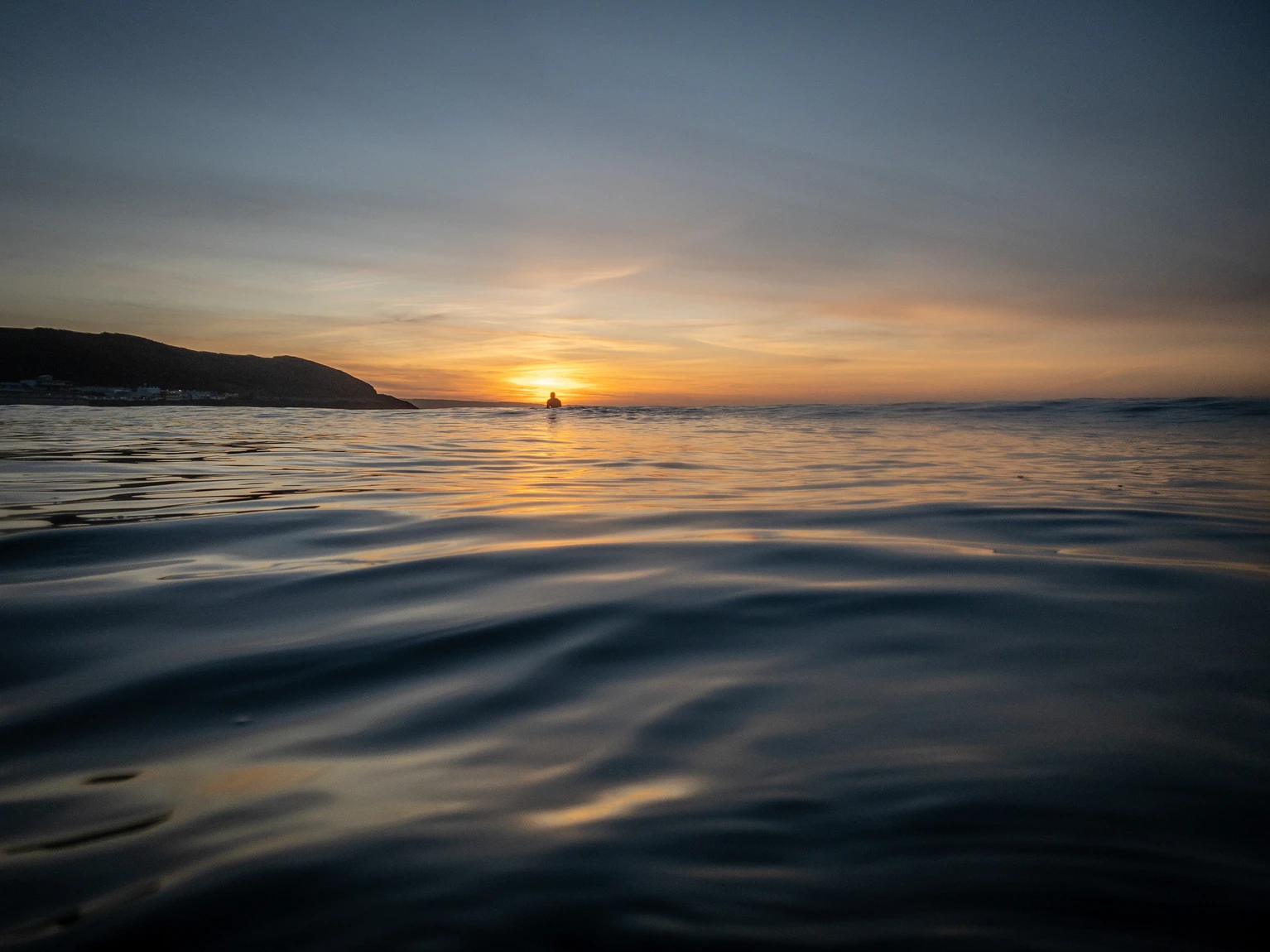 SUNSET Atmospheric shot to lift up the mood. Surfer: @mind.surfing