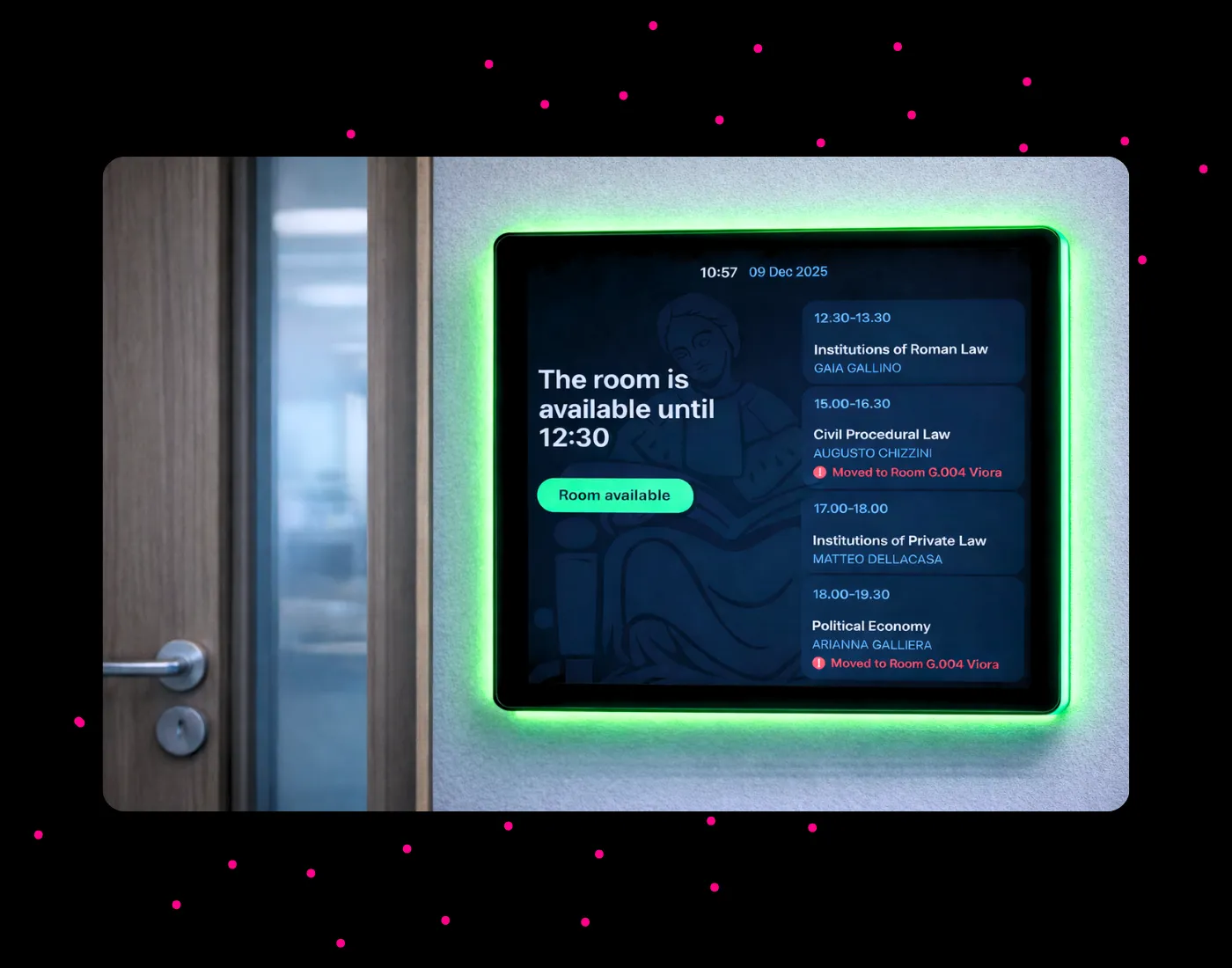 Display fuoriporta sala riunioni con indicatore verde di disponibilità e calendario appuntamenti in tempo reale