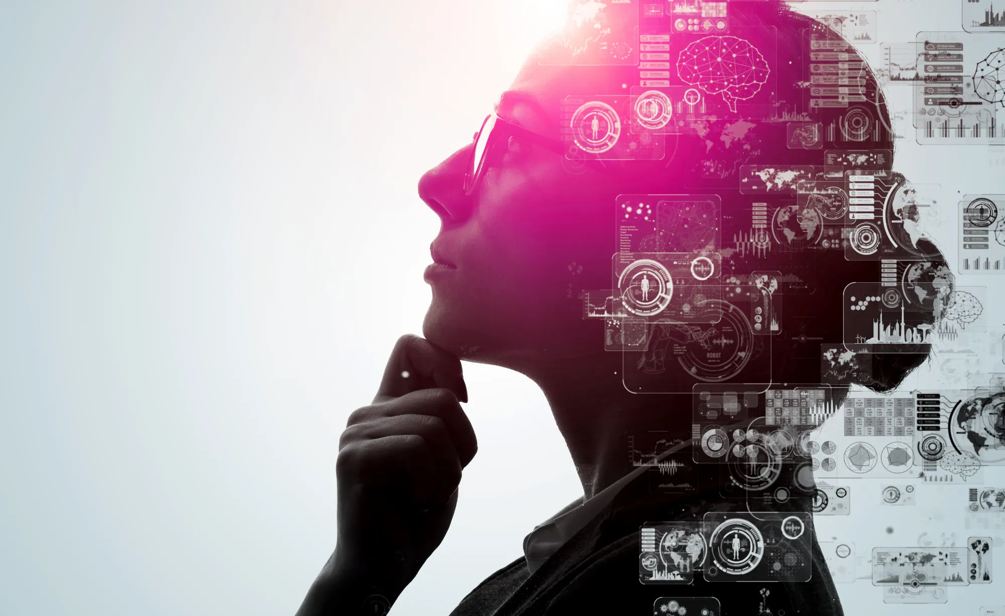Profilo di una donna sovrapposto a grafici e interfacce digitali che rappresentano l’intelligenza artificiale