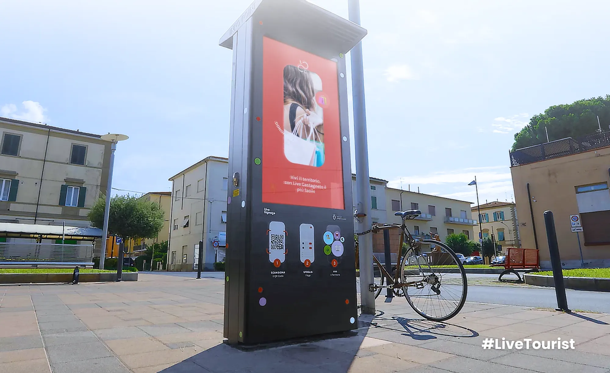 Totem interattivo Live Tourist installato in una piazza per fornire informazioni ai visitatori