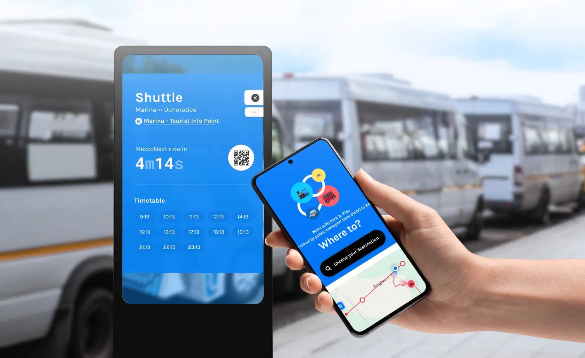 Viaggiatore utilizza lo smartphone accanto a un display digitale con informazioni sul servizio navetta
