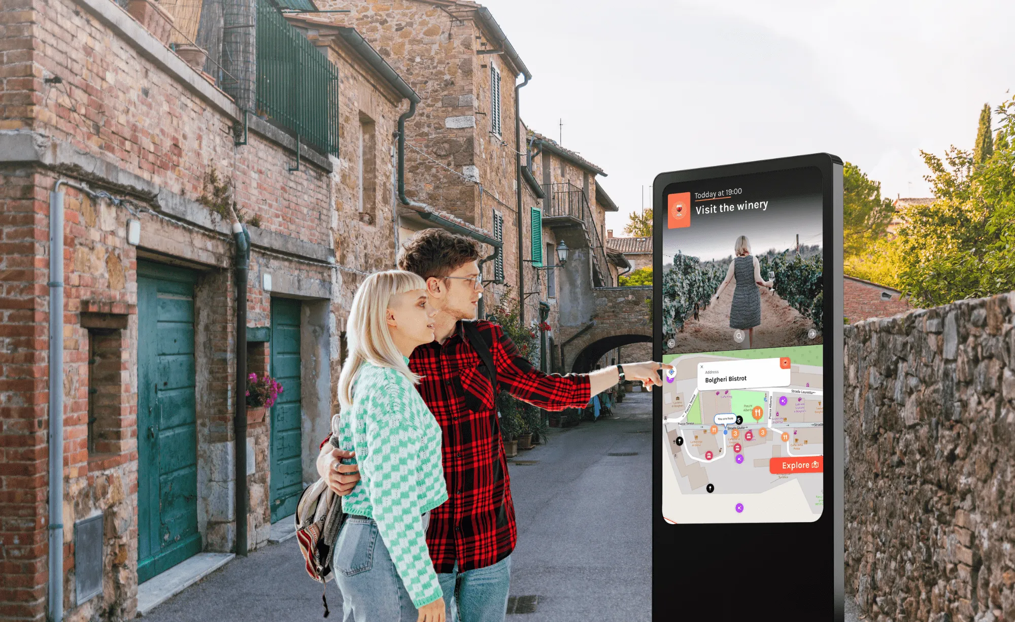 Cliente in negozio retail che confronta una borsa con il display digitale Livesignage che mostra la scheda prodotto con dettagli e caratteristiche