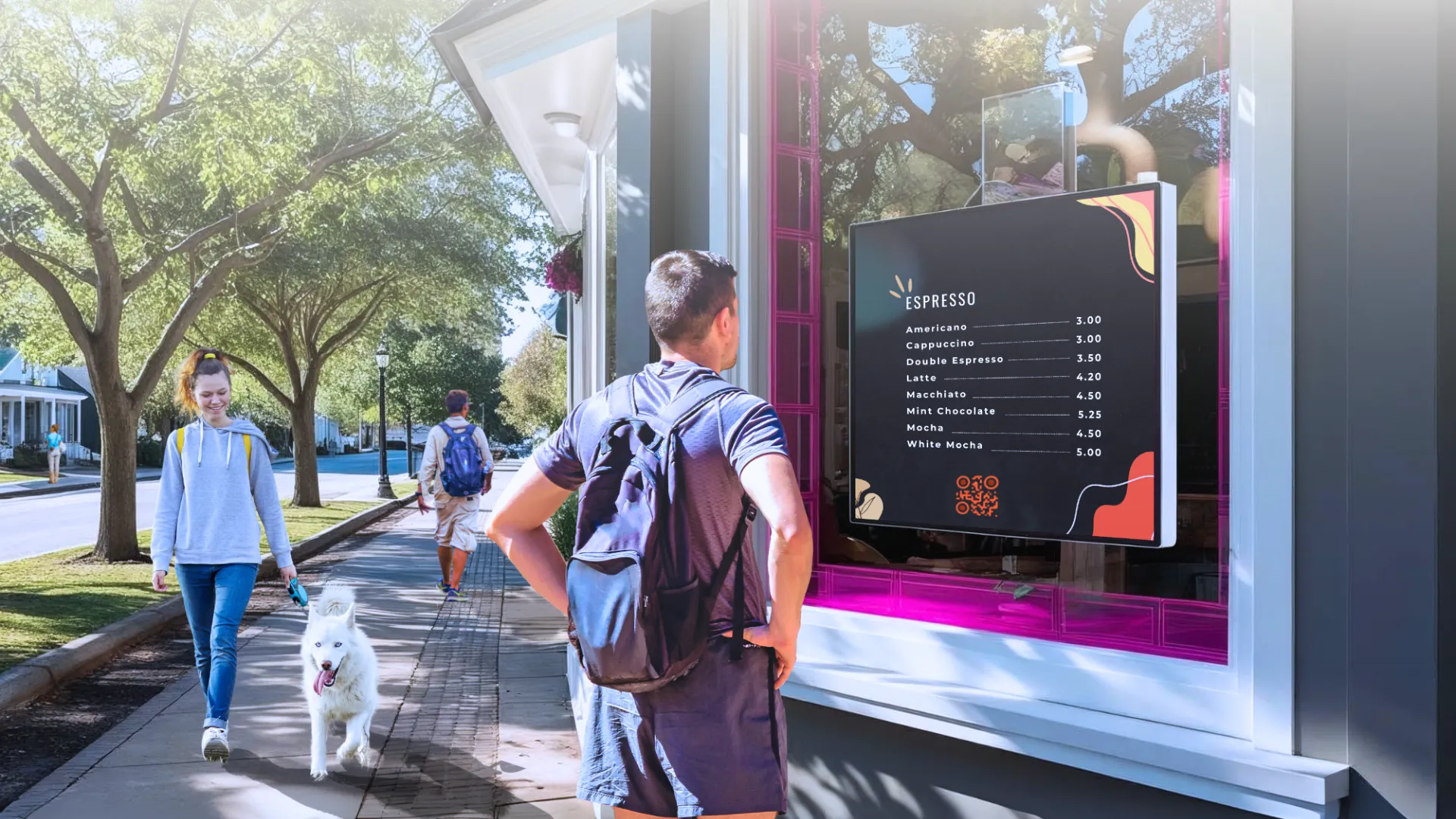 Cliente in negozio retail che confronta una borsa con il display digitale Livesignage che mostra la scheda prodotto con dettagli e caratteristiche