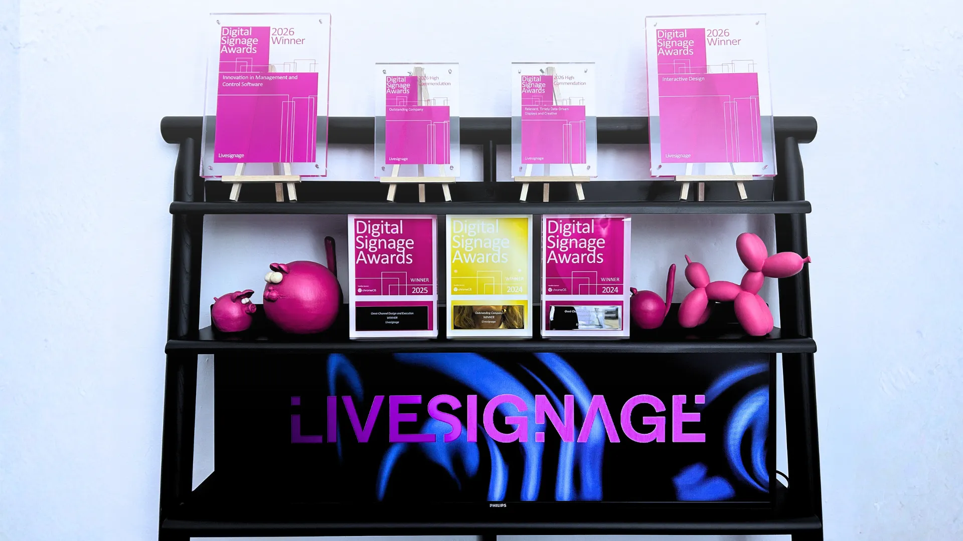 Premi Digital Signage Awards 2024, 2025 e 2026 vinti da Livesignage ed esposti nello showroom